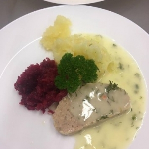 pieczeń, buraczki, ziemniaki